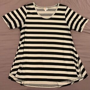 EUC LuLaRoe Large Perfect Tee. B&W